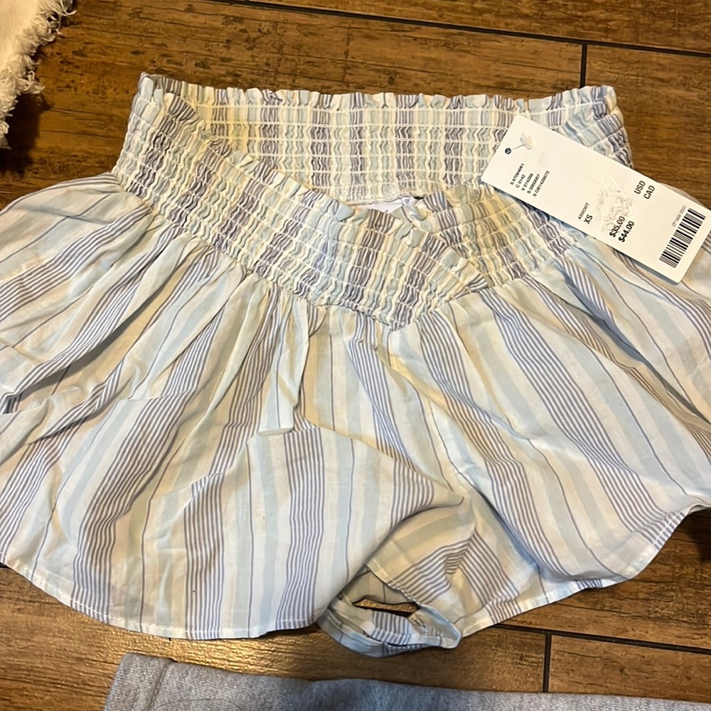 urban outfitters shorts, xs, new w tag, older style, great condition, no stains
